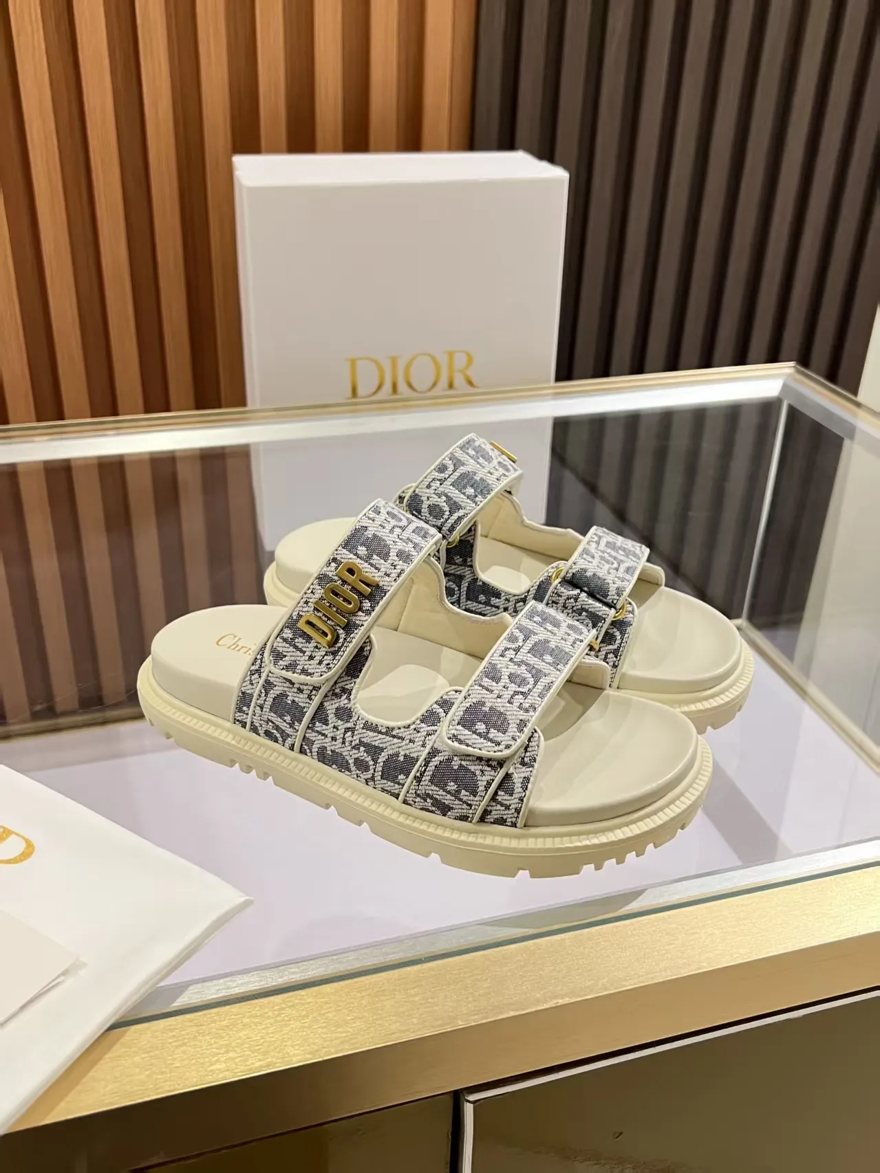 👟👟Ex-factory price 480👟👟 Dior classic popular sandals Step into the fashion territory of Dior slippers and encounter the ultimate fusion of elegance and comfort. The upper is engraved with the Christian Dior Paris logo using exquisite embroidery technology. The delicate stitching tells the brand's profound heritage and is fully recognizable.   Made of high-quality materials, it feels soft and fits your feet, as if it is a gentle care tailor-made for your feet. The sole is carefully designed and engraved with Christian Dior's lucky star symbol. It is not only a beautiful embellishment, but also provides reliable grip, making every step steady and secure.   It has a simple design and is easy to put on and take off. Whether it is a lazy weekend or a pleasant vacation, it can be easily adapted. Whether paired with casual shorts, casual jeans, or an elegant dress, Dior slippers can instantly enhance the overall style and show a casual fashion attitude.   Dior slippers, in the name of fashion, inject luxurious charm into your life and accompany you with every step you take with confidence and elegance. Material: Fine genuine cowhide upper, outsole, TPR, non-slip and wear-resistant, code number: 35-41 (42 customized)